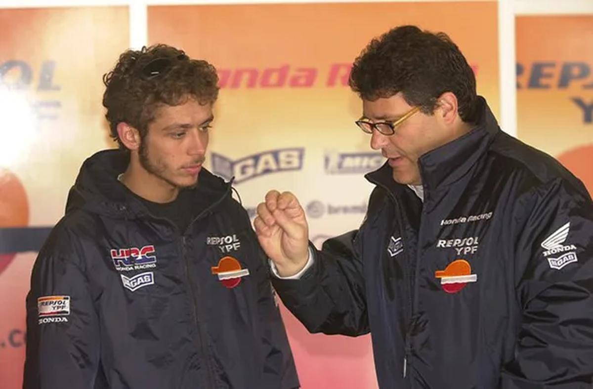 Valentino Rossi dan Carlo Fiorani saat masih membela Repsol Honda (c) Performance Mag