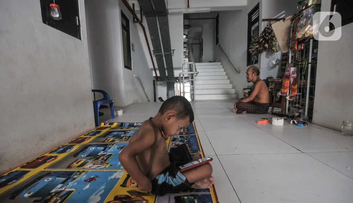 Salah seorang penghuni membuka warung di dalam unit Kampung Susun Akuarium, Penjaringan, Jakarta, Rabu (27/10/2021). Hingga saat ini penghuni Kampung Susun Akuarium yang merupakan korban penggusuran tersebut masih dibebaskan biaya sewa. (merdeka.com/Iqbal S Nugroho)