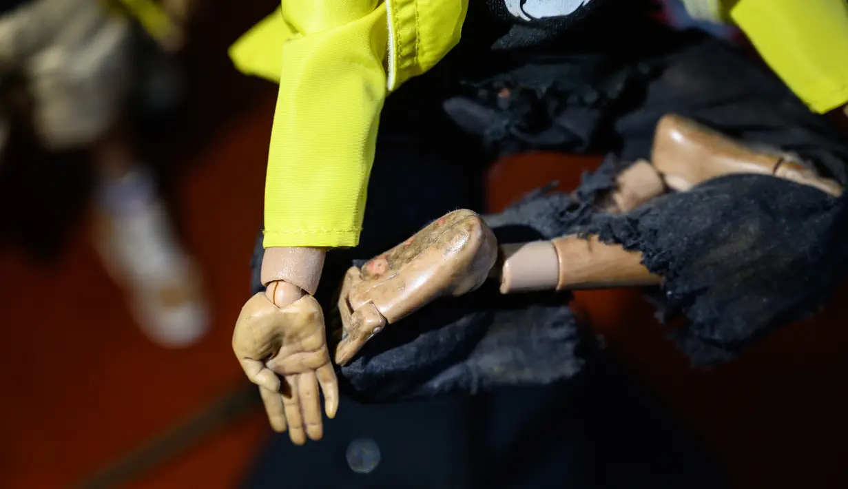 Tampilan action figure karakter pemrotes pro-demokrasi Hong Kong dengan kondisi celana yang robek terpajang di sebuah etalase toko di Hong Kong (14/1/2020). (AFP Photo/Philip Fong)