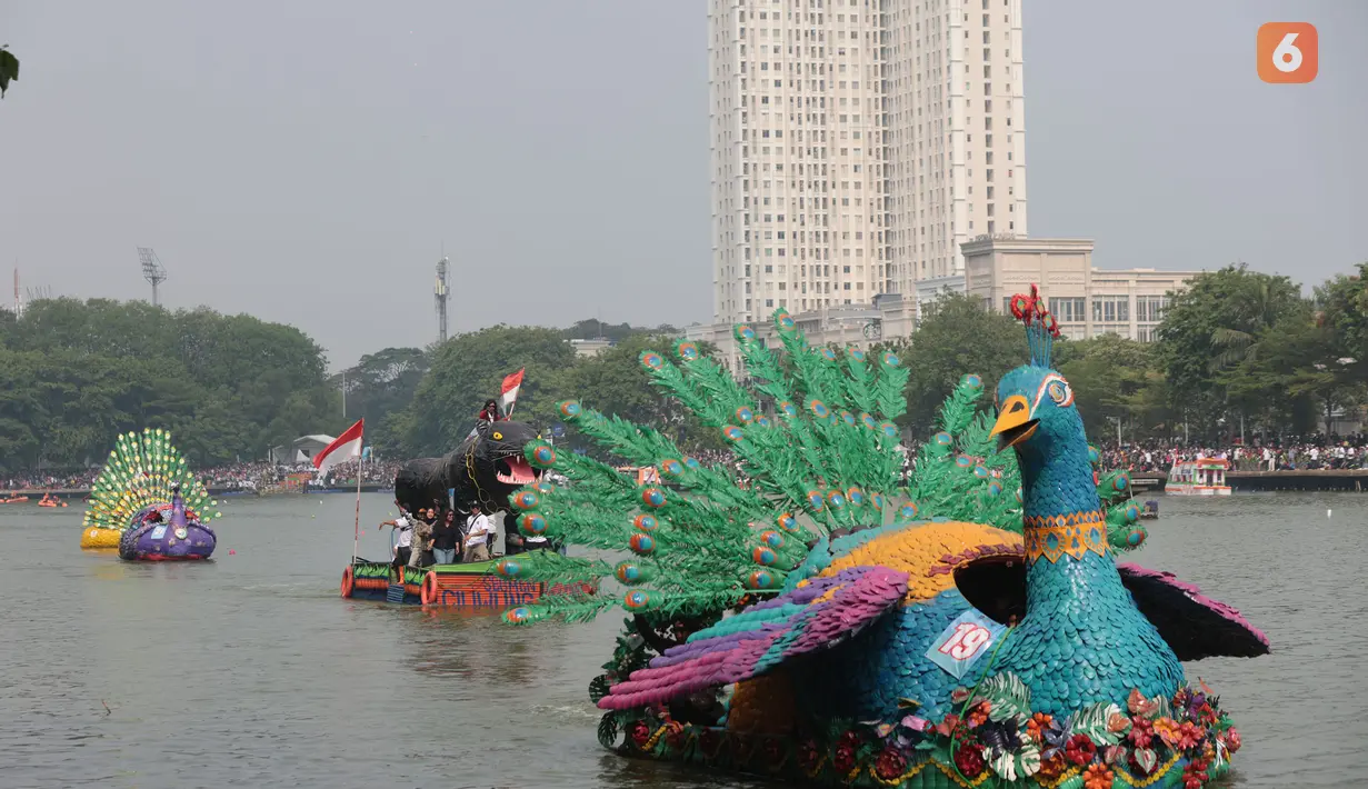 Perahu hias berbentuk Merak yang dibuat dari bahan daur ulang mengikuti parade CiLung Fest 2026 di Waduk Sunter Selatan, Jakarta Utara, Minggu (18/10/2026). Kegiatan ini menjadi ajang kreativitas petugas dalam memanfaatkan sampah plastik. (KLY/Budy Santoso)