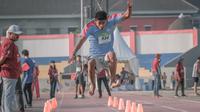 Aksi Petrus Wanda dari SMA Sudirman Kupang yang sukses naik podium juara dari nomor lompat jauh pada SAC Indonesia 2023 Bali-Nusra Qualifiers di Stadion Oepoi, Kupang (NTT) 26-28 Oktober 2023. (dok. SAC Indonesia 2023)