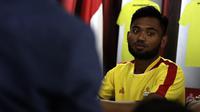 Pemain Bhayangkara FC, Saddil Ramdani, saat diperkenalan sebagai pemain baru di Mess Bhayangkara, Jakarta, Sabtu (8/2). Saddil menjadi rekrutan terakhir Bhayangkara FC.(Bola.com/Yoppy Renato)