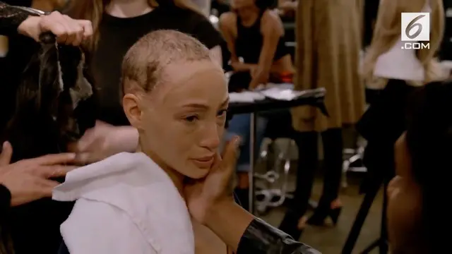 VIDEO: Supermodel Selalu Pakai Wig, Alasannya Mengharukan