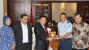 Kepala Staf TNI Angkatan Udara (KSAU) Marsekal Madya Agus Supriatna berharap agar semua alutsista udara Indonesia dalam keadaan baik dan mutakhir, Jakarta, Jumat (17/4/2015). Agus tampak berpose dengan pimpinan DPR. (Liputan6.com/Helmi Afandi)