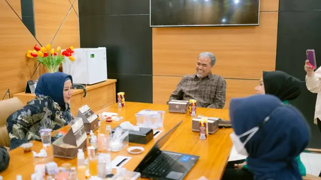 Aktivitas Michael Simon sebagai pengusaha di bidang kosmetik. (Foto: Dok. Koleksi Pribadi Michael Simon)