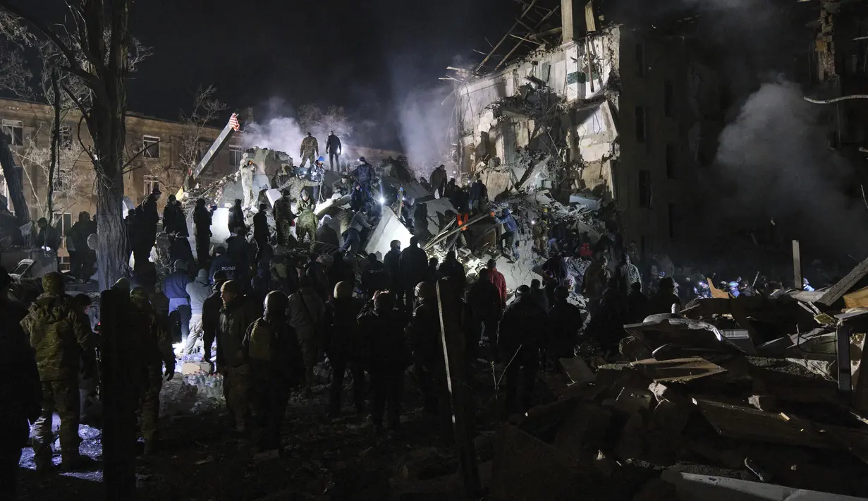 Suasana sebuah gedung apartemen yang hancur usai serangan roket rusia di Kramatorsk, Ukraina, pada Kamis, 2 Februari 2023. Informasi ini disampaikan Gubernur Regional, Pavlo Kyrylenko dalam Telegram. Dia menjelaskan, serangan itu terjadi padaRabu (1/2/2023) malam. (AP Photo/Yevgen Honcharenko)