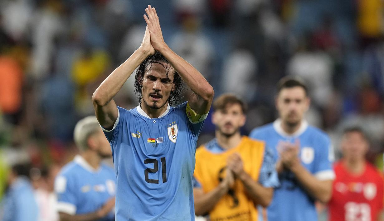 Namun nyatanya dalam 3 laga di fase grup Piala Dunia 2022, Edinson Cavani yang sudah tak lagi jadi pilihan utama ini gagal mencetak satu gol pun. Uruguay pun tersingkir di fase grup setelah hanya menempati posisi ketiga Grup H di bawah Portugal dan Korea Selatan. Di usianya yang telah menginjak 35 tahun, ia juga diprediksi tak akan tampil lagi di Piala Dunia berikutnya. (AP Photo/Themba Hadebe)