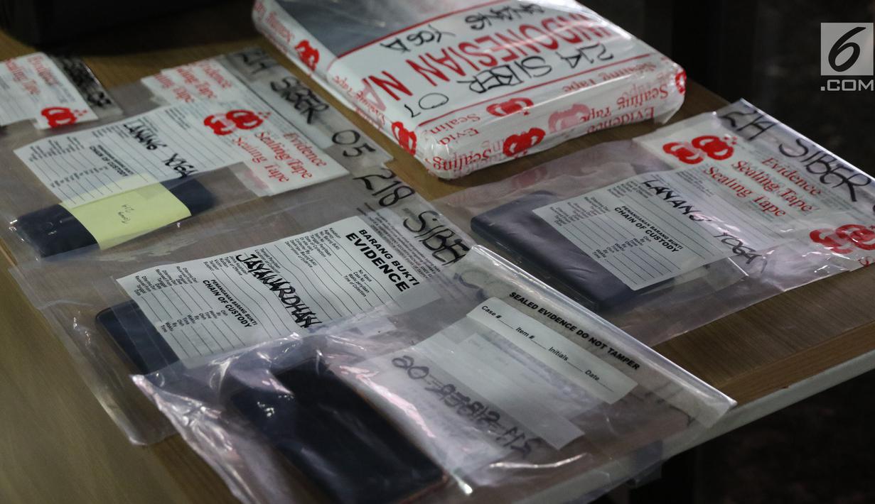Sejumlah barang bukti peretasan situs PN Sulawesi Tenggara diperlihatkan di Bareskrim Mabes Polri, Jakarta, Jumat (9/11). Polisi menahan empat pelaku yang tergabung kelompok Black Hat dan beberapa masih di bawah umur.(Liputan6.com/Helmi Fithriansyah)