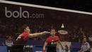 Pasangan Indonesia, Greysia Polii/Apriani Rahayu, berhadapan dengan pasangan Korea, Chae Yoo Jung/Kim So Yeung di Indonesia Open 2017 di JCC, Rabu (14/6/2017). Indonesia menang 12-21, 25-23, dan 21-14. (Bola.com/M Iqbal Ichsan)