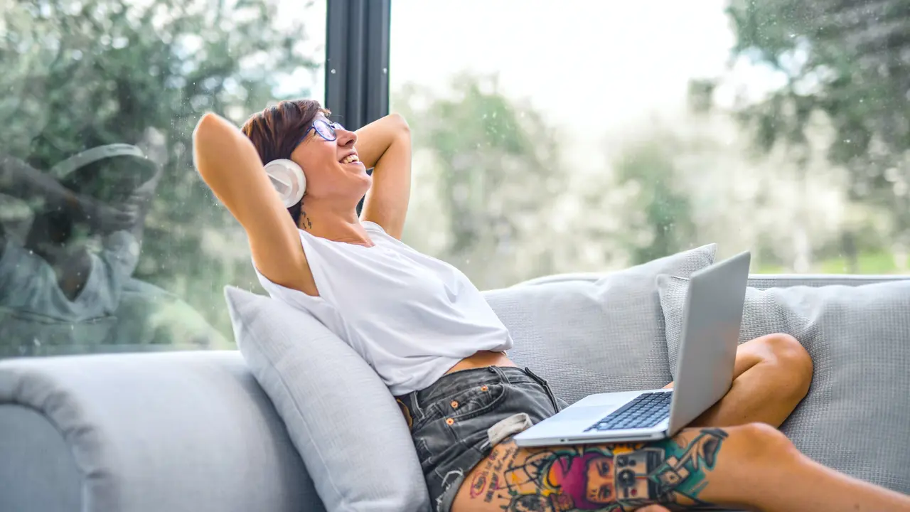 7 Zodiak Introvert yang Menikmati Bekerja di Rumah Selama Pandemi