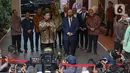 Kedua tokoh tersebut terlihat akrab sambil menjawab pertanyaan dari para pewarta. (Liputan6.com/Herman Zakharia)