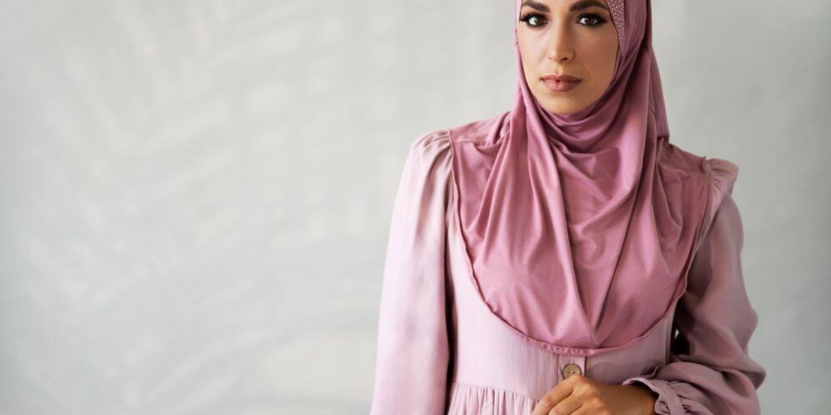 5 Model Gamis Syar'i dengan Aksen Kancing Depan, Cocok untuk Busui