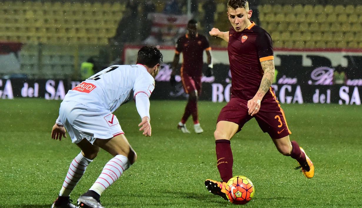Pemain Roma, Lucas Digne menjaringkan satu gol ke gawang Capri pada lanjutan Liga Italia Serie A pekan ke-25 di Stadion Alberto Braglia, Modena. (AFP / Giuseppe Cacace)