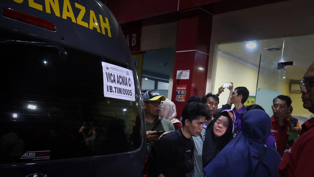 FOTO: Tangis Keluarga Iringi Penyerahan Jenasah  Korban Tabrakan Kereta Bekasi