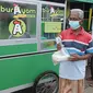 Warga mendapatkan bubur gratis di kawasan pintu keluar tol Kukusan Depok, Jawa Barat, Kamis (20/1/20222). Sudah hampir lima bulan ini, setiap pagi pukul 07.30 dibagikan sekitar 100 porsi bubur kepada warga. (merdeka.com/Arie Basuki)