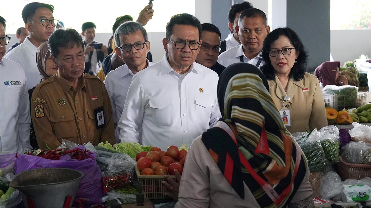 Tinjau Pasar Prawirotaman, Mendag Budi: Jelang Nataru, Harga Bapok Stabil & Pasokan Terjaga