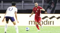 Pemain Timnas Indonesia, Jordi Amat menggiring bola dibayangi pemain Chinese Taipei dalam laga FIFA Matchday di Stadion Gelora Bung Tomo (GBT), Surabaya, Jumat (05/08/2025). (Bola.com/Abdul Aziz)