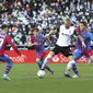 Gelandang Valencia, Uros Racic mengontrol bola dari kawalan para pemain Barcelona pada pertandingan La Liga Spanyol di stadion Mestalla, Spanyol, Minggu (20/2/2022). Barcelona menang atas Valencia 4-2. (AP Photo/Alberto Saiz)