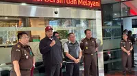 Menteri Pemuda dan Olahraga (Menpora) Dito Ariotedjo usai menjalani pemeriksaan Kejaksaan Agung (Kejagung) terkait kasus dugaan korupsi penyediaan infrastruktur Base Transceiver Station (BTS) 4G. (Liputan6.com/Nanda Perdana Putra)