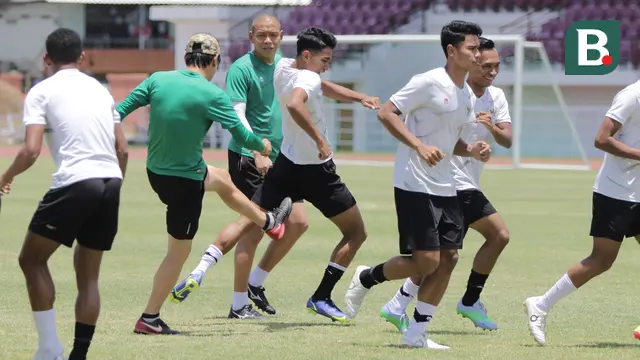Foto: Timnas Indonesia U-20 Latihan Dibawah Sinar Terik, Marselino Ferdinan Kena Tendang Shin Tae-yong