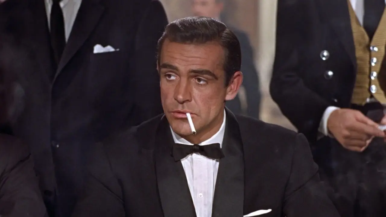 James Bond dan rokok