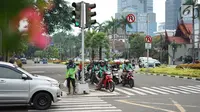 Pengendara sepeda motor melawan arus lalu lintas di perempatan lampu merah kawasan Gondangdia, Jakarta, Senin (29/4/2019). Rendahnya kesadaran tertib berlalu lintas menyebabkan para pengendara nekat melawan arus. (Liputan6.com/Immanuel Antonius)