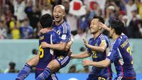 Pemain Jepang,&nbsp;Daizen Maeda (kiri kedua) merayakan gol pertama timnya ke gawang Kroasia saat laga 16 besar Piala Dunia 2022 yang berlangsung di Al Janoub Stadium, Senin (05/12/2022). (AP/Thanassis Stavrakis)