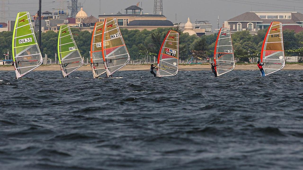 Sejumlah&nbsp;atlet layar beradu kecepatan saat mengikuti pertandingan Jakarta International Sailing Championship 2024 di area Symphony of The Sea, Ancol, Jumat (26/7/2024).&nbsp;Perhelatan Jakarta International Sailing Championship 2024 berlangsung hingg