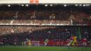Sore itu memang begitu syahdu di Old Trafford. Sinar mentari seakan memperlihatkan bahwa sehabis gelap terbitlah terang bagi Manchester United. (AP Photo/Jon Super)