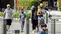 Sejumlah warga beraktivitas di Bundaran HI, Jakarta, Minggu (2/1/2022). Meski hari bebas kendaraan bermotor atau car free day (CFD) ditiadakan, warga masih banyak yang beraktivitas di kawasan Sudirman-Thamrin. (Liputan6.com/Faizal Fanani)