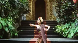 Sesi pemotretan Sarah Menzel saat mengenakan baju adat Bali ini sukses mencuri perhatian para penggemarnya. Terlebih pose tari Pendet dalam ritual adat Bali.(Liputan6.com/IG/@ssarah_menzel).