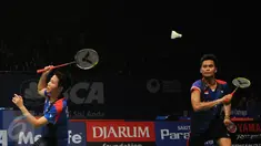 Pebulutangkis ganda campuran Indonesia, Tontowi Ahmad/Liliyana Natsir saat berlaga melawan Sawan Serasinghe/Setyana Mapasa (Australia) di BCA Indonesia Open 2016 di Istora Senayan, Jakarta, Selasa (31/5/2106). (Liputan6.com/Helmi Fithriansyah)