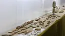Barang antik yang dikembalikan ke Irak oleh museum swasta di Lebanon dipajang di Museum Nasional Irak di ibu kota Baghdad (8/2/2022). Lebih dari 300 tablet tulisan paku kuno dikembalikan ke Irak pada Senin (7/2) dari museum pribadi Lebanon. (AFP/Sabah Arar)