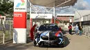Untuk diketahui, selama gelaran Pertamina Grand Prix of Indonesia 2025, Safety Car selalu menggunakan Pertamax Turbo. Begitu pun dengan kendaraan operasional tim pembalap maupun penyelenggara acara, yang berada di dalam lokasi paddock. (Foto: Dokumentasi Pertamina)