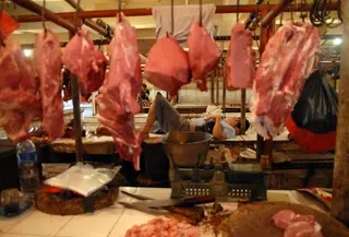 Seorang pedagang yang kelelahan menyempatkan diri untuk beristirahat di kios miliknya, Pasar Minggu, Jakarta, Kamis (24/7/2014) (Liputan6.com/Miftahul Hayat)