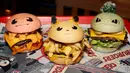 Pokeburg, burger dalam bentuk karakter Pokemon diperlihatkan di restoran Down N 'Out Burger, Sydney, Australia, (26/8). Restoran ini menjual burger berkarakter Pokemon seperti Chugmander, Pikachu dan Bulboozaur. (REUTERS/Jason Reed)