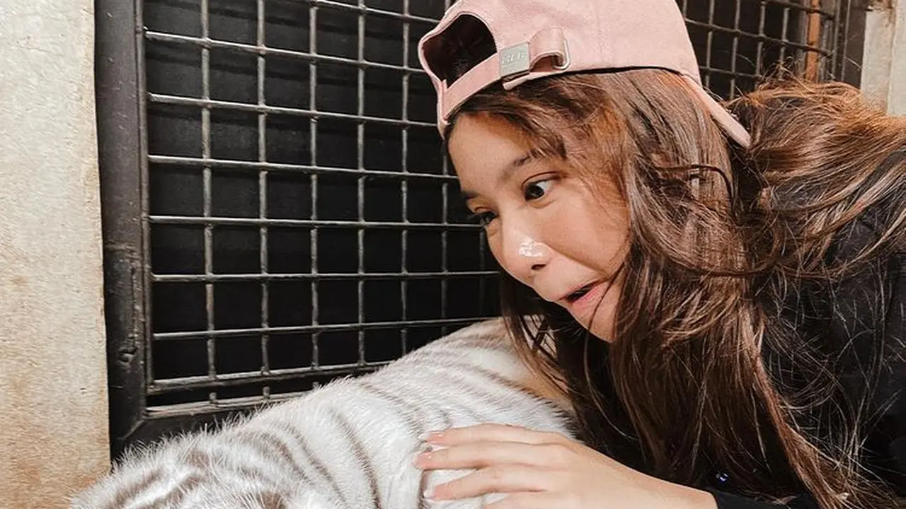 Tiara Andini bersama bayi harimau Selena. (Foto: Instagram/tiaraandini)