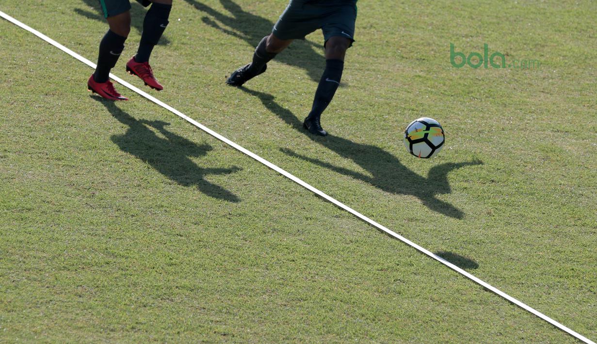 Pemain Timnas Indonesia U-19, Muhammad Iqbal (kanan) berebut bola dengan rekannya pada sesi latihan di Lapangan ABC, Senayan,  (21/2/2018). Latihan tersebut merupakan persiapan Timnas U-19 untuk mengikuti Piala Asia 2018. (Bola.com/Nicklas Hanoatubun)