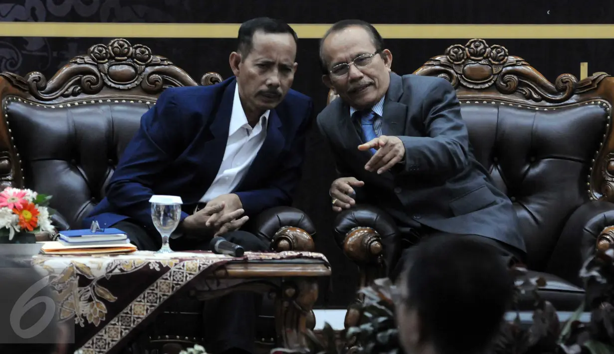 Ketua HUB antar Lembaga, Joko Sasmito dan ketua sementara/plt KY Maradaman Harahap berbincang saat 'Outlook' KY di Jakarta, Senin (25/1). Selama 2015 KY memaparkan sedikitnya 9 poin dalam capaiannya.  (Liputan6.com/Helmi Afandi)
