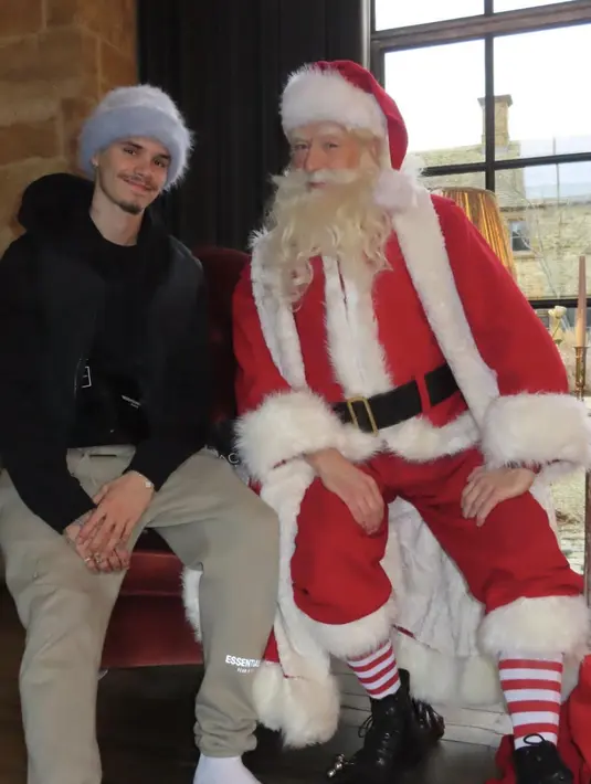 Romeo Beckham juga tampil kasual. Jaket hitam dan celana khaki menjadi gaya yang diadopsinya. [Foto: Instagram/ Victoria Beckham]