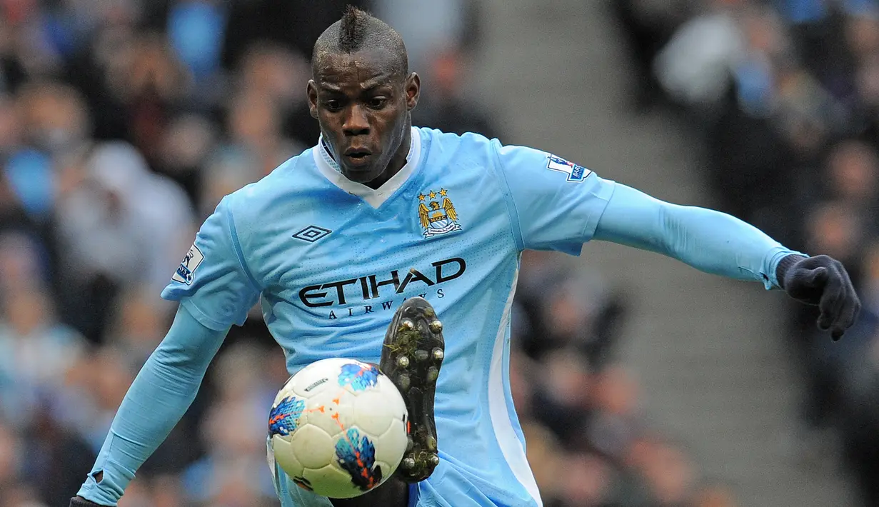 Mario Balotelli pertama kali datang ke Premier League pada musim panas 2010. Ketika itu, Manchester City yang diasuh Roberto Mancini memboyongnya dari Inter Milan. Balotelli pindah ke Etihad Stadium setelah ditebus dengan harga 29,5 juta euro. Kariernya di klub berakhir setelah dilepas ke AC Milan pada musim dingin 2013. (ANDREW YATES / AFP)