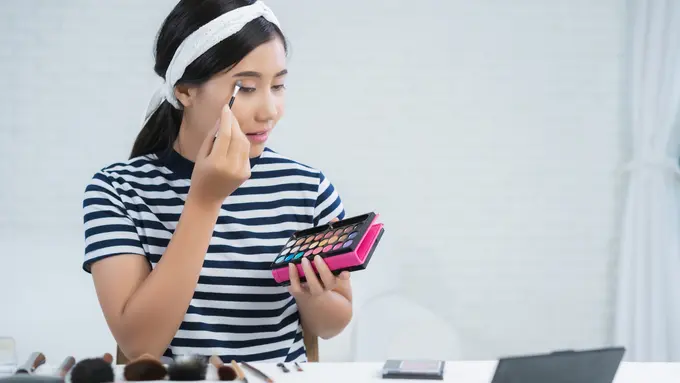 Ilustrasi seorang perempuan makeup