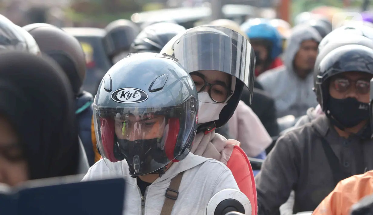 <p>Kepadatan kendaraan wisatawan di Jalan Raya Puncak, Cisarua, Kabupaten Bogor, Jawa Barat, Kamis (5/5/2022). Kapolres Bogor AKBP Iman Imanuddin mengatakan kepadatan arus kendaraan dari arah Jakarta atau Bogor dan juga dari arah Cianjur ke kawasan Puncak masih akan terjadi hingga akhir pekan nanti. (Liputan6.com/Herman Zakharia)</p>