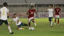 Gelandang Timnas Indonesia  U-23, Yacob Sayuri (tengah) berusaha melewati sejumlah pemain Tira Persikabo. (Foto: Bola.com/M. Iqbal Ichsan)
