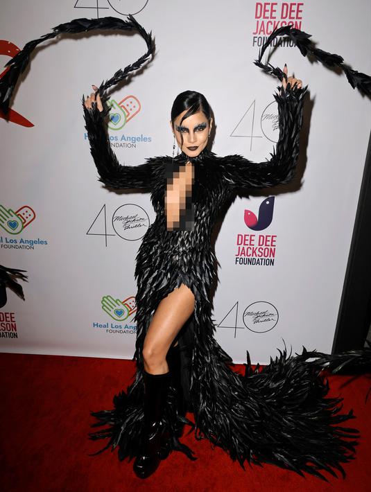 <p>Vanessa Hudgens menghadiri Pesta Halloween "Thriller Night" yang diselenggarakan oleh Prince Michael Jackson di Jackson Family Home, Encino, California, Amerika Serikat, 28 Oktober 2022. Bergaya ala Black Swan, Vanessa Hudgens tampil memukau dalam gaun hitam berbulu yang menjuntai hingga lantai. (Kevin Winter/Getty Images/AFP)</p>