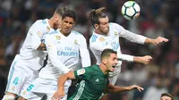 Pemain Real Madrid, Gareth Bale, duel udara dengan bek Real Betis, Morocco Zou, pada laga La Liga Spanyol di Stadion Santiago Bernabeu, Rabu (20/9/2017). Real Madrid kalah 0-1 dari Real Betis. (AFP/Gabriel Bouys)