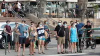 Orang-orang yang mengenakan masker menunggu untuk menyeberangi jalan di Tel Aviv, Israel, pada 21 Agustus 2020. Total kasus COVID-19 di Israel mencapai 100.716, dengan 1.117 kasus baru dilaporkan sejak Kamis (20/8) malam waktu setempat. (Xinhua/JINI/Gideon Markowicz)
