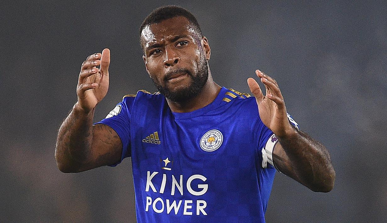 3. Wes Morgan (36 tahun) - Wes Morgan dipercaya untuk memimpin para pemain atau bek muda Leicester City di musim 2020/2021 ini. Pemain senior Leicester City ini juga turut membawa Leicester City meraih gelar liga pada musim 2015/2016 lalu. (AFP/Oli Scarff)