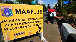 Papan pengumuman gangguan perjalanan terpasang di kawasan HR Rasuna Said, Jakarta, Kamis (30/7/2015). Menyambut Hari Kemerdekaan, Pemprov DKI Jakarta akan mempercantik wajah Ibukota. (Liputan6.com/Yoppy Renato)