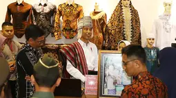 Presiden Jokowi dan Gubernur DKI Djarot Saiful Hidayat melihat produk kerajinan pada Pameran Kriyanusa Dewan Kerajinan Nasional 2017 di JCC, Rabu (27/9). Acara ini merupakan pameran kerajinan dari seluruh provinsi di Indonesia. (Liputan6.com/Angga Yuniar)